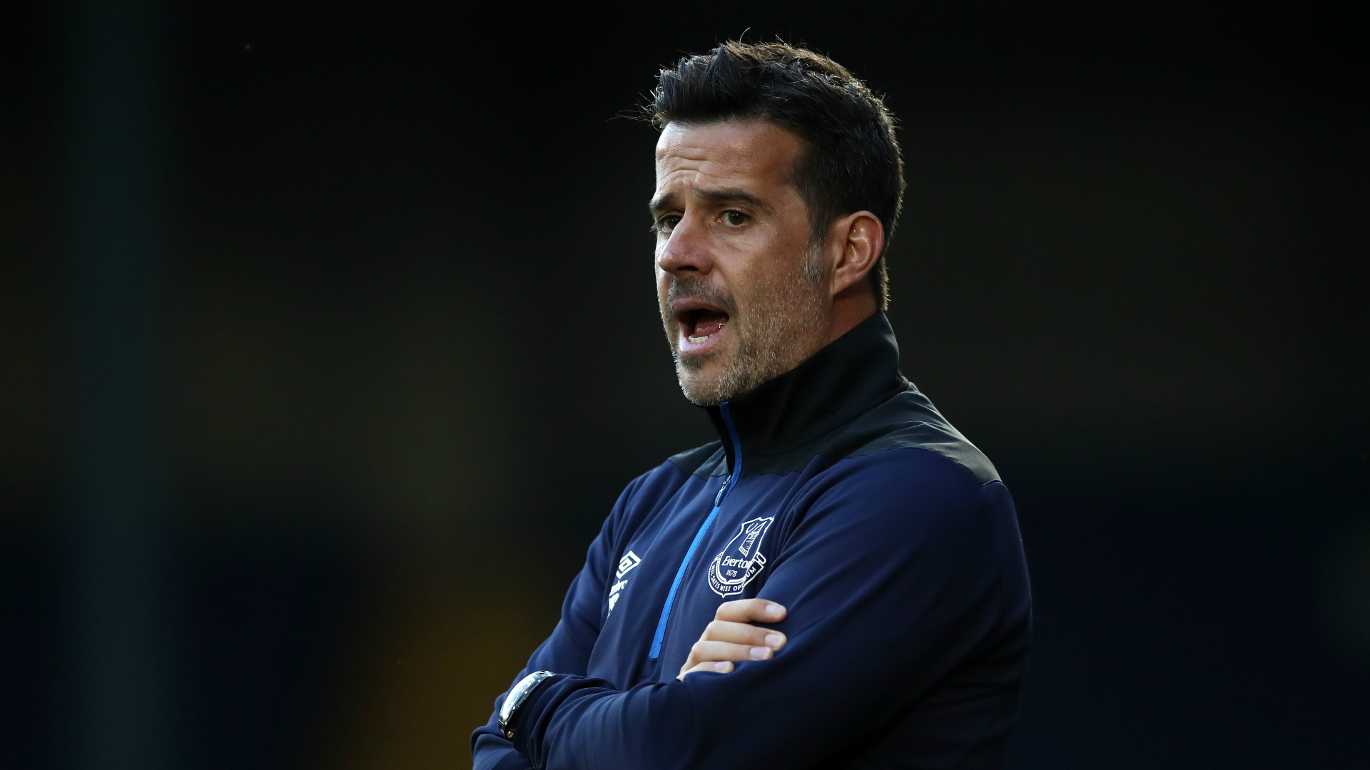 北青：谢文能被换下是因身体不适，他中暑并出现了呕吐症状.